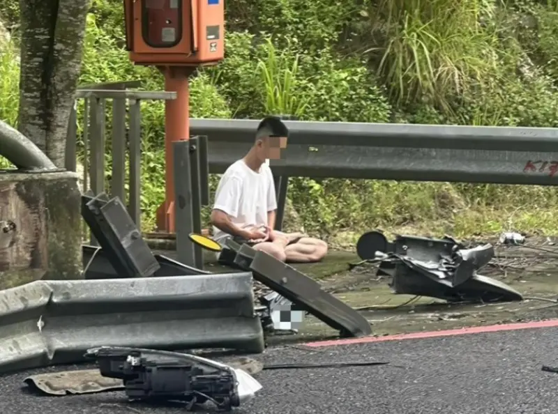 ▲國道6號發生一起追撞事故，肇事駕駛事發後竟待在一旁「打坐」等待警方、救護人員到場。（圖／民眾提供）