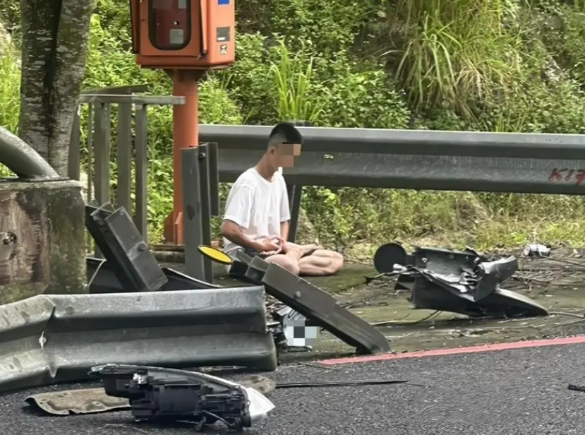 ▲國道6號發生一起追撞事故，肇事駕駛事發後竟待在一旁「打坐」等待警方、救護人員到場。（圖／民眾提供）