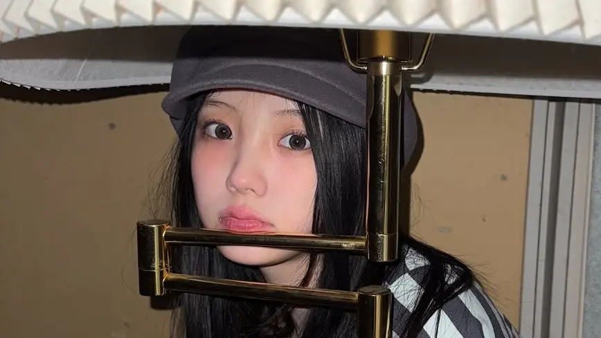 ▲韓國新生代超人氣女團ILLIT成員沅禧近日在簽售會上蹦蹦跳跳的影片在社群平台上瘋傳，短短2天就突700萬觀看，讓不少人紛紛在想「沅禧到底做了啥！」不少網友跟粉絲看完影片後也紛紛大讚：「她就像在跟朋友聊天！」親民形象大圈粉。（圖／翻攝自ILLIT IG）