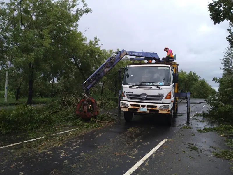 ▲丹娜絲颱風重創台南市，當地停電、農損、建築物毀損災情還在持續解決中。（圖／黃偉哲臉書）