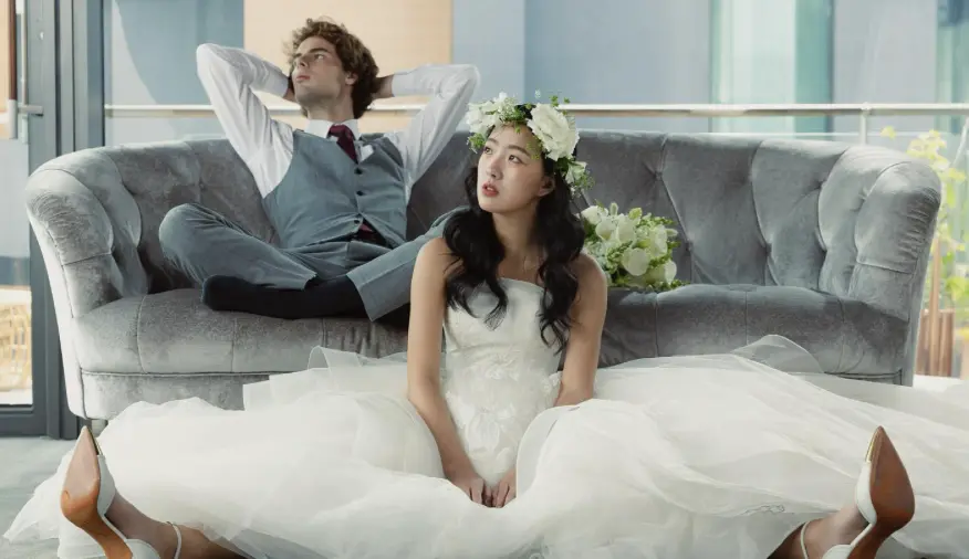 ▲知名導演蔡岳勳的20歲女兒蔡牧霏（右），本月中將在高雄辦婚禮。今（7）日蔡牧霏曝光了自己的婚紗照，其中特別復刻了爸爸媽媽20年前的同款照。（圖／蔡牧霏IG）