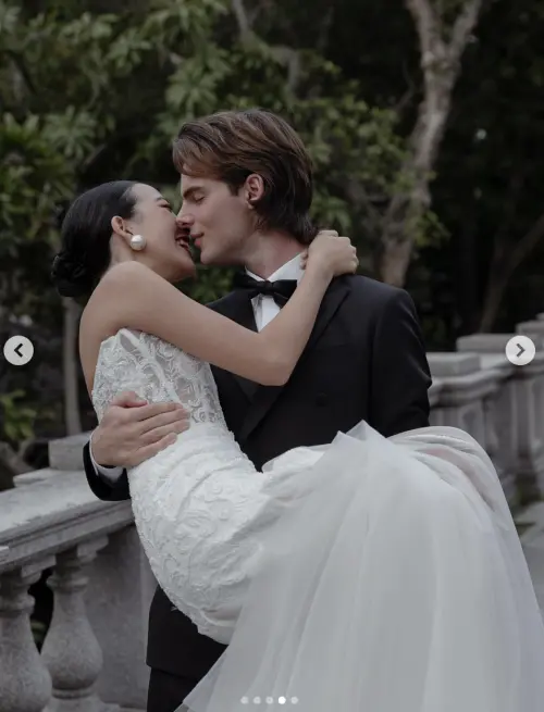 ▲蔡牧霏（左）婚紗照曝光。（圖／蔡牧霏IG）
