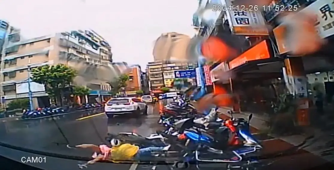 ▲新北市土城區明德路，今天上午發生謝姓男子光天化日當街持刀殺害妻子、小姨子的凶殺案。（圖／翻攝畫面）