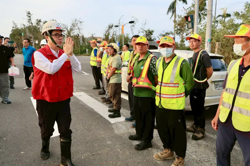 ▲陳其邁今天傍晚於勘災行程告一段落，隨即驅車前往嘉義縣，與工務局長楊欽富、環保局長張瑞琿共同慰問協助災後復原的同仁。（圖／高市府提供）