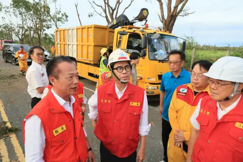▲陳其邁與嘉義縣長翁章梁、嘉義市長黃敏惠一同勘查嘉義縣、市災後復原的情況。（圖／高市府提供）