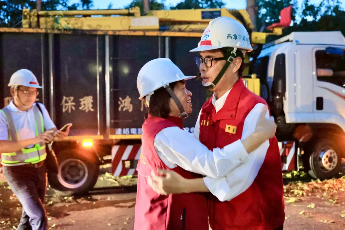 ▲嘉義市長黃敏惠昨（7）日激動擁抱高雄市長陳其邁表達謝意。（圖／高市府提供）