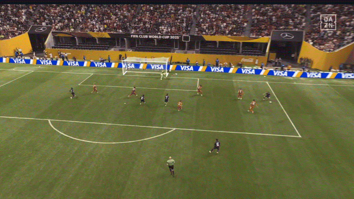 本場堪稱兩代門神的巔峰對決。Gianluigi Donnarumma與Manuel Neuer皆多次做出關鍵撲救,任何閃失都可能決定勝負。 ▲本場堪稱兩代門神的巔峰對決。Gianluigi Donnarumma與Manuel Neuer皆多次做出關鍵撲救,任何閃失都可能決定勝負。(圖/徐有辰製圖)