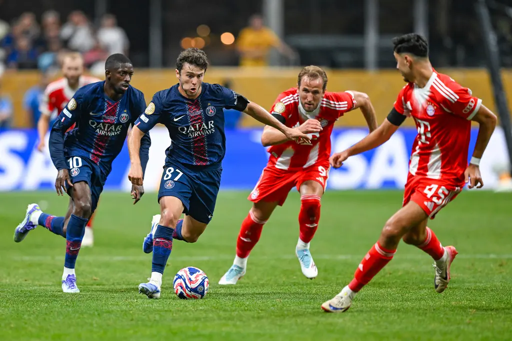 ▲這場巴黎聖日耳曼對拜仁慕尼黑的比賽，無疑是本屆國際足總俱樂部世界盃（FIFA Club World Cup）最具代表性、最精彩的經典戰役。比賽不僅充滿高強度對抗與戰術博弈，更因意外與紅牌成為教練們未來教學的絕佳範例。（圖／美聯社／達志影像）