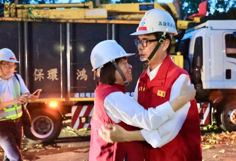 ▲黃敏惠見到陳其邁，激動當場上前擁抱，表達感謝之意。（圖／翻攝陳其邁臉書）