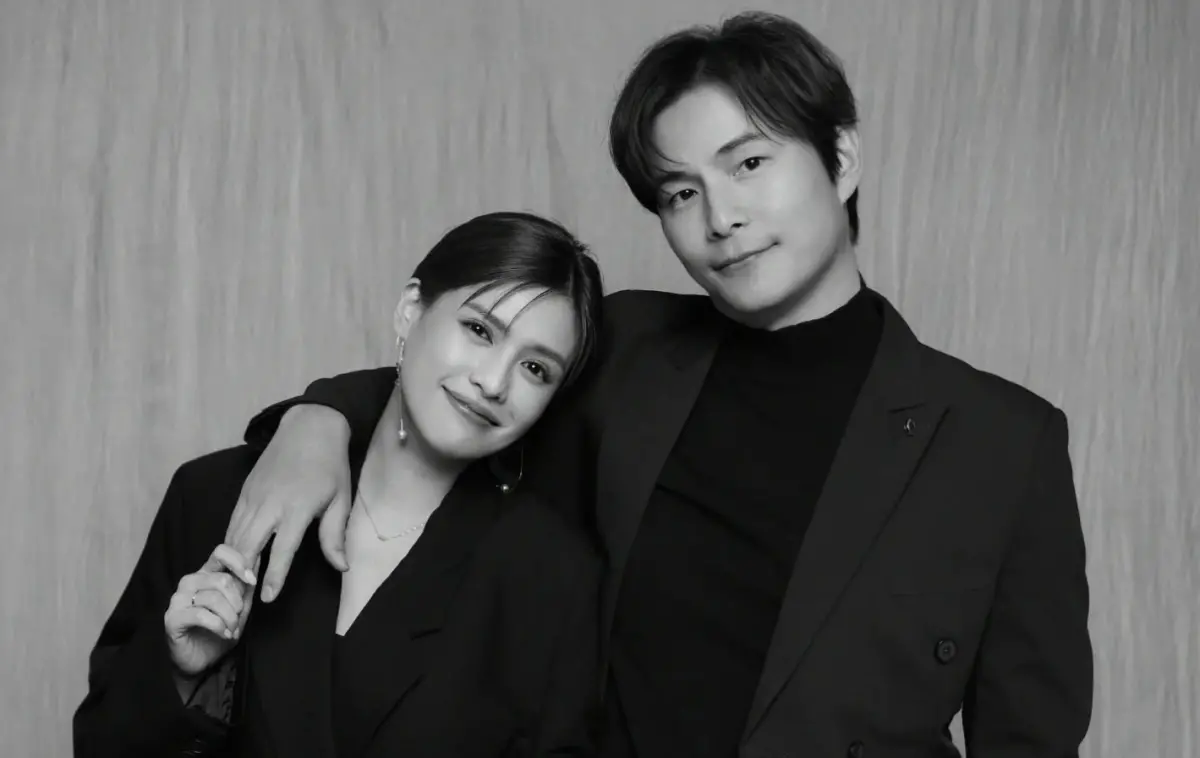 ▲夏宇童（左）1日才坦承自己罹患早發性白內障，孫協志（右）昨日就突曬出一張兩人的黑白合照，告白夏宇童，沒想到卻讓粉絲嚇壞，覺得不吉利、觸霉頭。（圖／孫協志臉書）