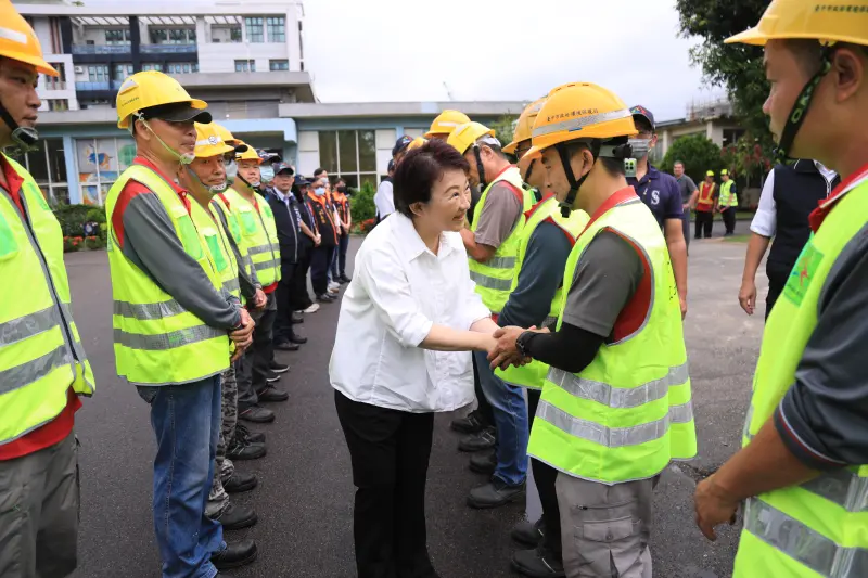 ▲盧秀燕感謝環保局同仁，前往嘉義縣市協助災後復原工作。（圖／台中市政府提供，2025.07.08）