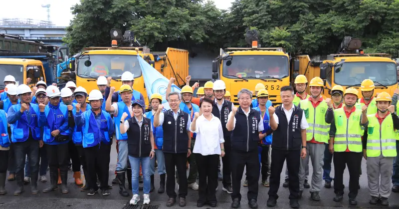 ▲台中市環保局人員前往嘉義縣市協助災後復原工作,盧秀燕在勤前教育稱讚他們都是救災英雄。(圖/台中市政府提供,2025.07.08)