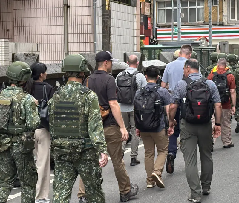 ▲美國在台協會駐台人員前往戰術位置,觀察新制教召。(圖/民眾提供)