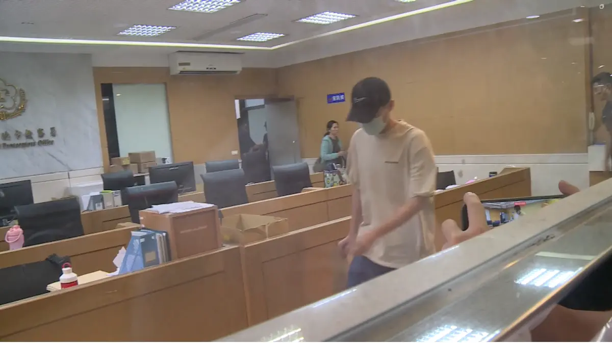 ▲外號「馬祖王陽明」行政院災害防救辦公室科長洪明全涉嫌仲介密醫行為，20萬元交保。（圖／翻攝畫面）