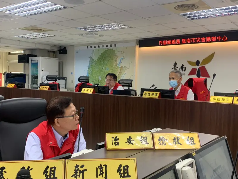 ▲臺南市災害應變中心今（8）日上午調整為二級第一階段開設，市長黃偉哲在主持災害應變會議，要求市府各單位務必加快災後復原腳步。（圖／南市府提供）