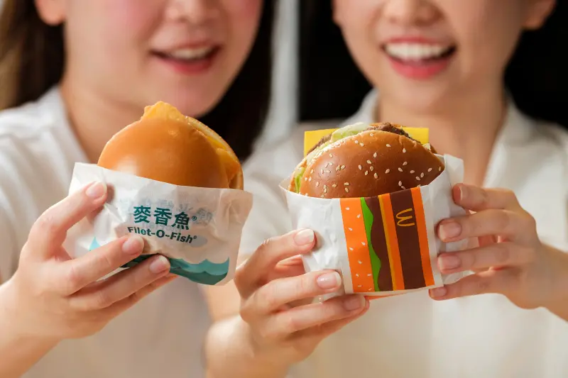 ▲台灣麥當勞重大改變！7月為環保永續將大麥克、麥香魚、麥克雞塊及蘋果派的包裝「全改版」，將紙盒轉換為包裝紙或紙袋。不過，飽滿圓潤的「18禁色色漢堡」麥香魚恐成絕響。（圖／麥當勞提供）