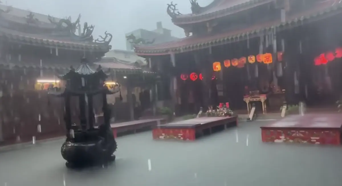 ▲颱風丹娜絲雖然已經遠離台灣，但卻把南方低壓帶水氣往北牽引，彰化時雨量破百，知名景點鹿港天后宮大淹水。（圖／民眾提供）