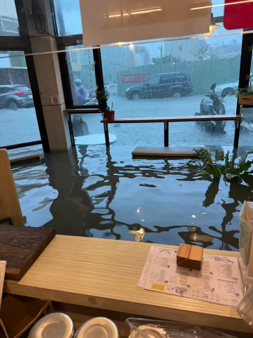 ▲鹿兒角鹿港店水淹及膝,業者緊急閉店。(圖/翻攝自「~~我愛鹿港小鎮~~2」) ▲鹿兒角鹿港店水淹及膝,業者緊急閉店。(圖/翻攝自「~~我愛鹿港小鎮~~2」)