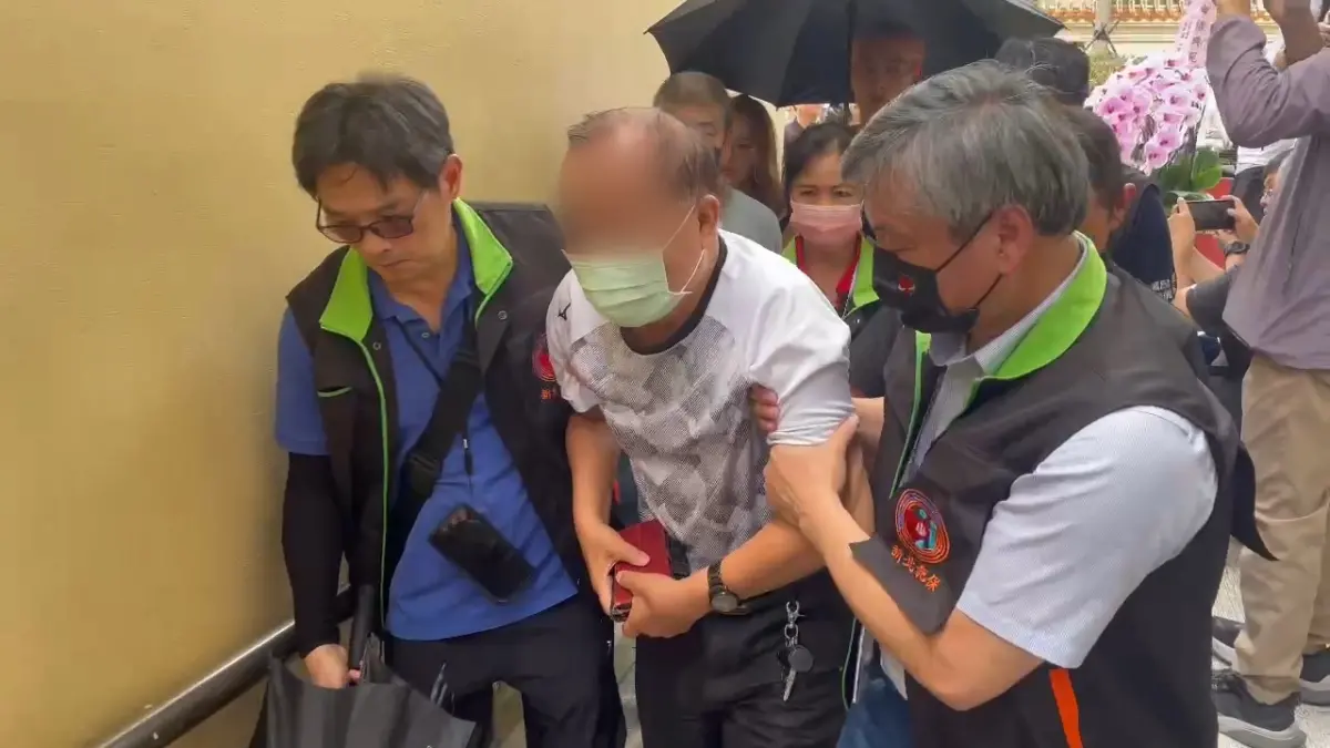 ▲土城雙屍案死者父親現身殯儀館時已經哭到癱軟需要旁人攙扶。（圖／記者葉政勳攝）