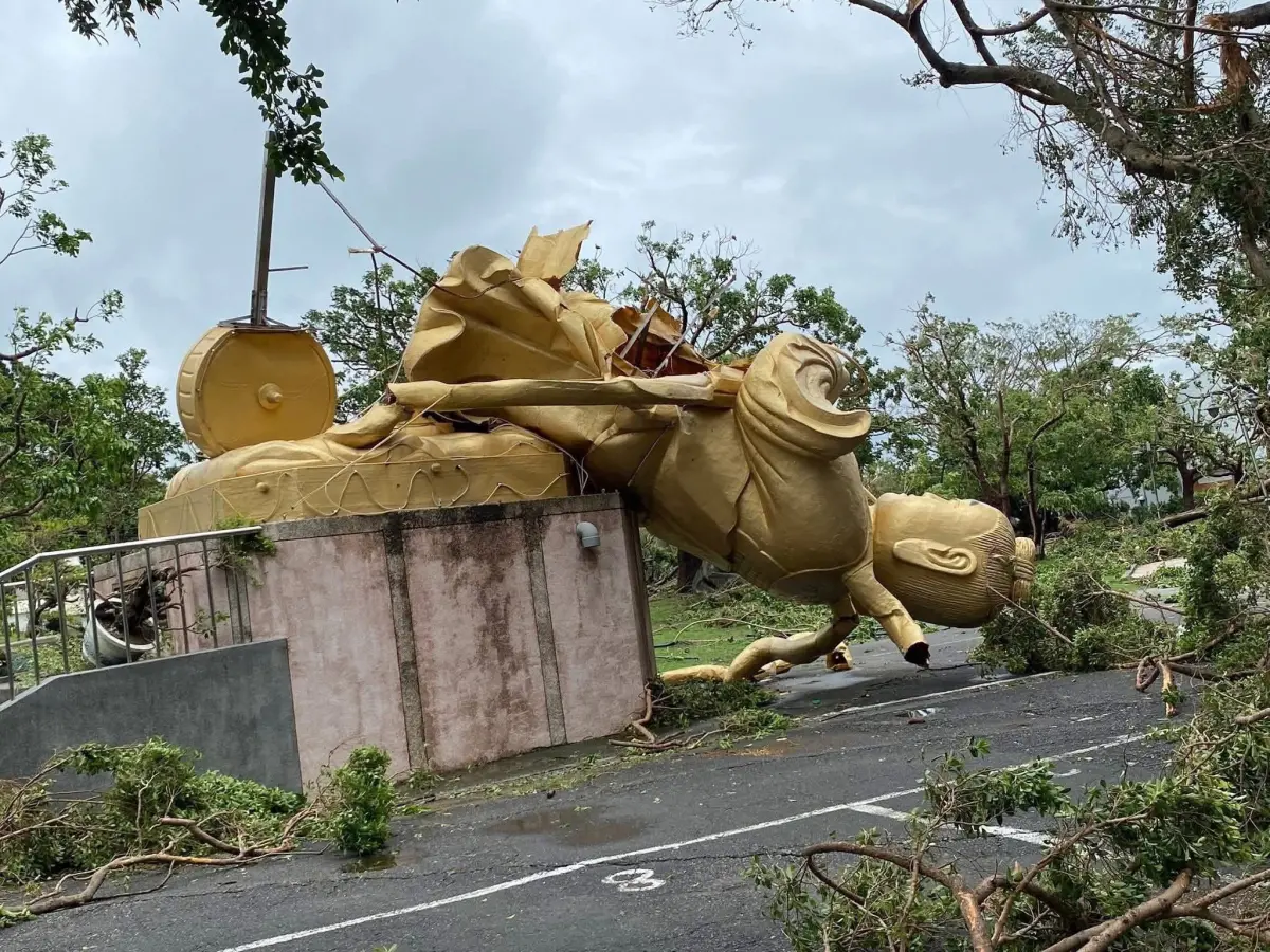 ▲颱風丹娜絲造成南部出現嚴重災情，不只台南南鯤鯓代天府牌樓倒塌，新營太子宮的三太子像也被強大風勢吹斷。（圖／翻攝自臉書粉專宗教大小事）