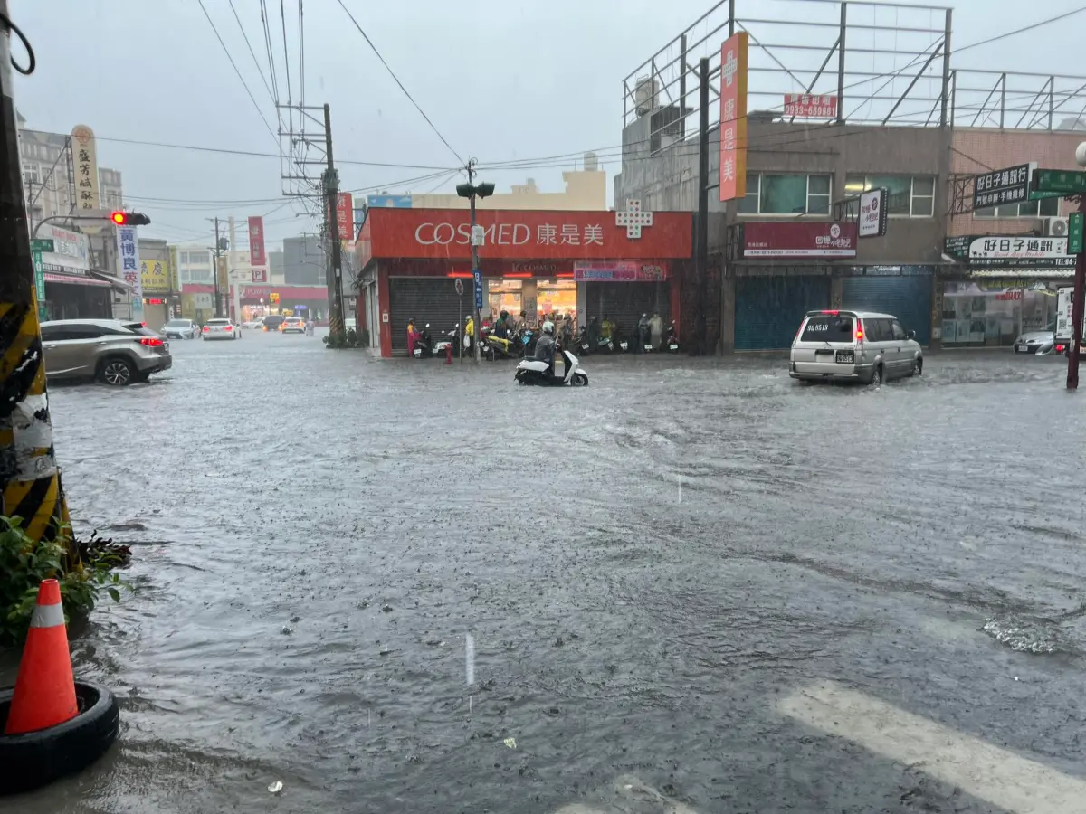 ▲今（8）日中南部地區下起「比颱風天誇張」的雨勢，尤其彰化地區多處淹水。（圖／翻攝自「~~我愛鹿港小鎮~~2」）