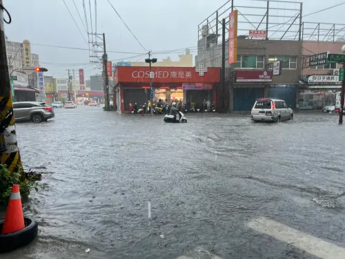 ▲民權復興路口淹大水,機車騎士只能牽車涉水通過。(圖/翻攝自「~~我愛鹿港小鎮~~2」) ▲民權復興路口淹大水,機車騎士只能牽車涉水通過。(圖/翻攝自「~~我愛鹿港小鎮~~2」)