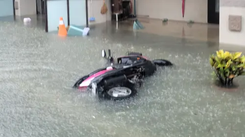 ▲彰化鹿港淹水災情慘重,不少機車倒地,恐整台報廢。(圖/翻攝自「~~我愛鹿港小鎮~~2」) ▲彰化鹿港淹水災情慘重,不少機車倒地,恐整台報廢。(圖/翻攝自「~~我愛鹿港小鎮~~2」)