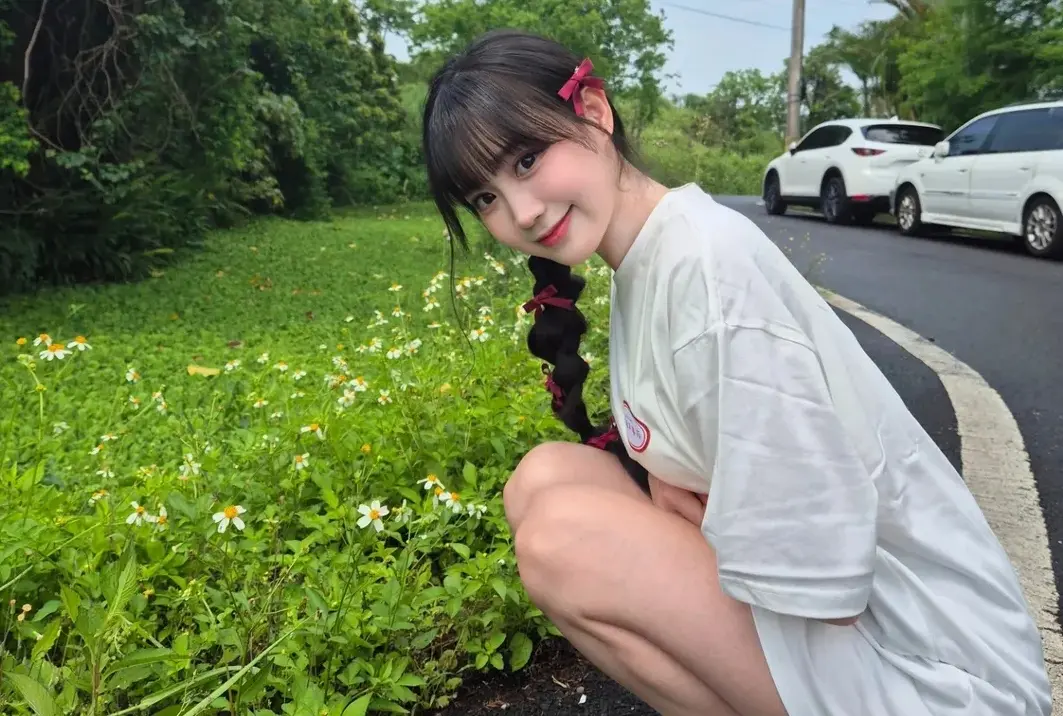 ▲南韓啦啦隊女神邊荷律（如圖），昨（7）日在IG透露帶媽媽來台灣玩了，還PO出媽媽在信義微風前拍下的照片，其中，媽媽深邃的雙眼竟跟邊荷律「複製貼上」 ，不過邊荷律也自爆已經逛到腿酸了，但媽媽體力還是超好，讓粉絲都笑翻。 （圖／邊荷律IG）