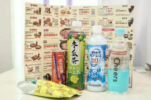 ▲7-11福袋含有品牌優惠券1張，499元福袋有約173元5樣零食飲料組。（圖／記者陳明安攝）