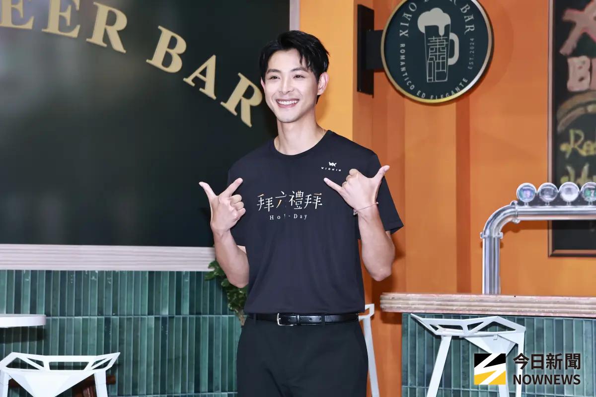 ▲「五堅情」成員小賴曾在節目中爆料自己遭演藝圈「雙面人」冷落，不少網友跟粉絲發現線索都指向剛與劉品言結婚的連晨翔，對此連晨翔今（8）日出席《拜六禮拜》記者會時直接道歉，並表示：「願邀他參加婚禮！」（圖／記者吳翊緁攝）