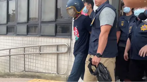 ▲謝姓男子當街殺害妻子、小姨子遭逮，土城分局以殺人罪移送地檢署。（圖／翻攝畫面）