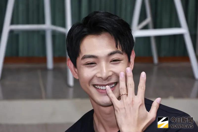 ▲連晨翔（如圖）6月宣布和劉品言結婚、懷孕，今首度面對媒體，緊張到喝光兩瓶礦泉水，透露4月時才剛見雙方父母，媽媽也被龐大資訊量嚇到。（圖／記者吳翊緁攝）