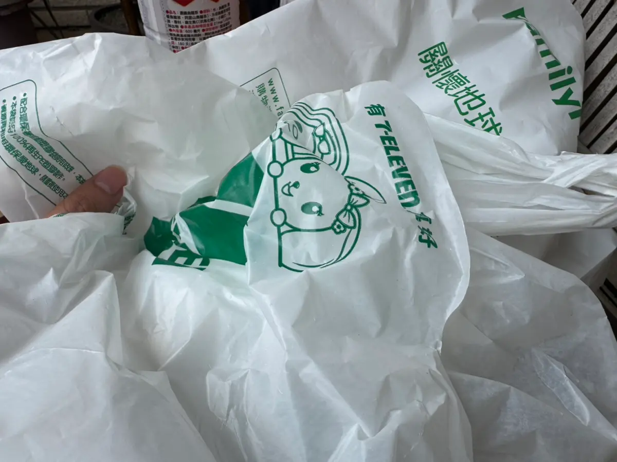 ▲近期就有消費者發現，超商龍頭7-11的付費塑膠袋，突然感覺「更薄、更透明了」。（示意圖／記者潘毅攝）