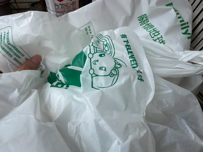 ▲近期就有消費者發現，超商龍頭7-11的付費塑膠袋，突然感覺「更薄、更透明了」。（示意圖／記者潘毅攝）