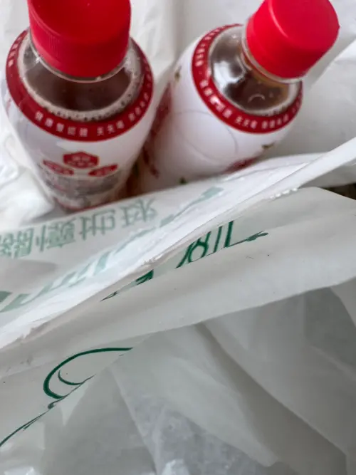 ▲7-11與全家塑膠袋的厚度對比。（示意圖／記者潘毅攝）