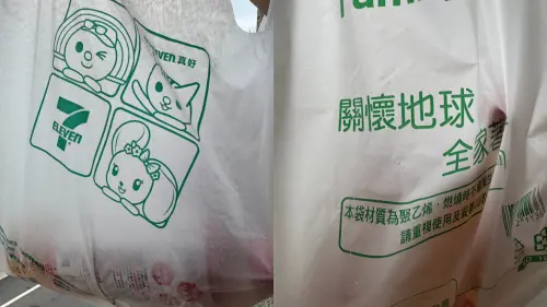 ▲兩大超商塑膠袋透光度對比。（示意圖／記者潘毅攝）