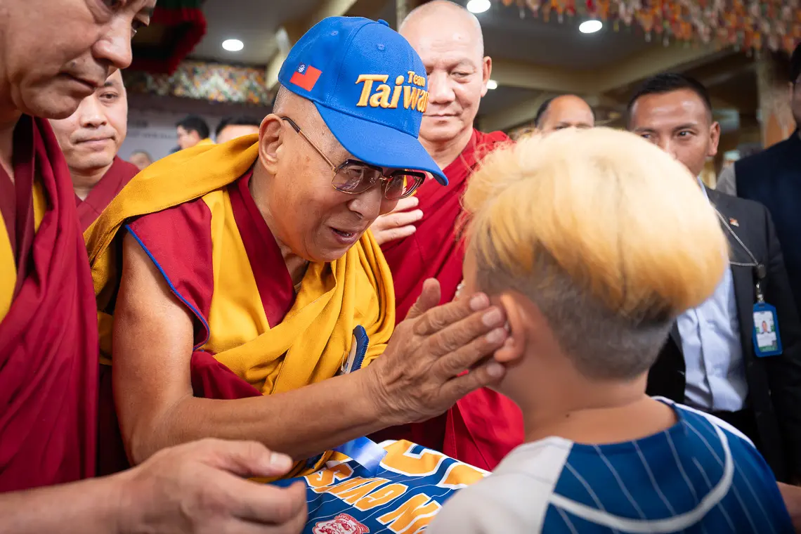 ▲達賴喇嘛90歲大壽，頭戴「Team Taiwan」帽，引發討論。（圖／達賴喇嘛臉書）