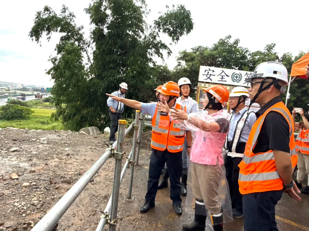 ▲立委楊瓊瓔邀集中央與地方相關單位現場會勘，國道1號后里區三線路及舊社路跨越橋改建，促請三線路跨橋於9月底前如期通車(圖／楊瓊瓔提供2025.7.8)