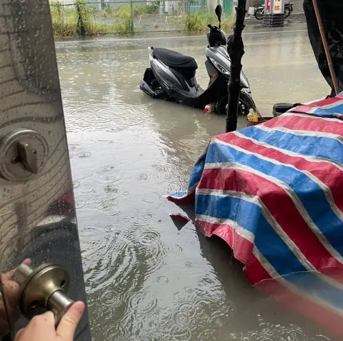 彰化鹿港民眾家門口都是汪洋一片。(圖/民眾梁先生提供) ▲彰化鹿港民眾家門口都是汪洋一片。(圖/民眾梁先生提供)