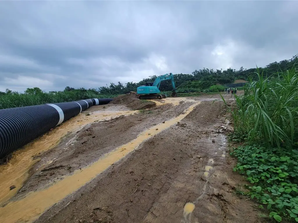 ▲國民黨立委柯志恩7日到高雄大樹和山光電案視察，大嘆現場滿目瘡痍。（圖／柯志恩辦公室提供）