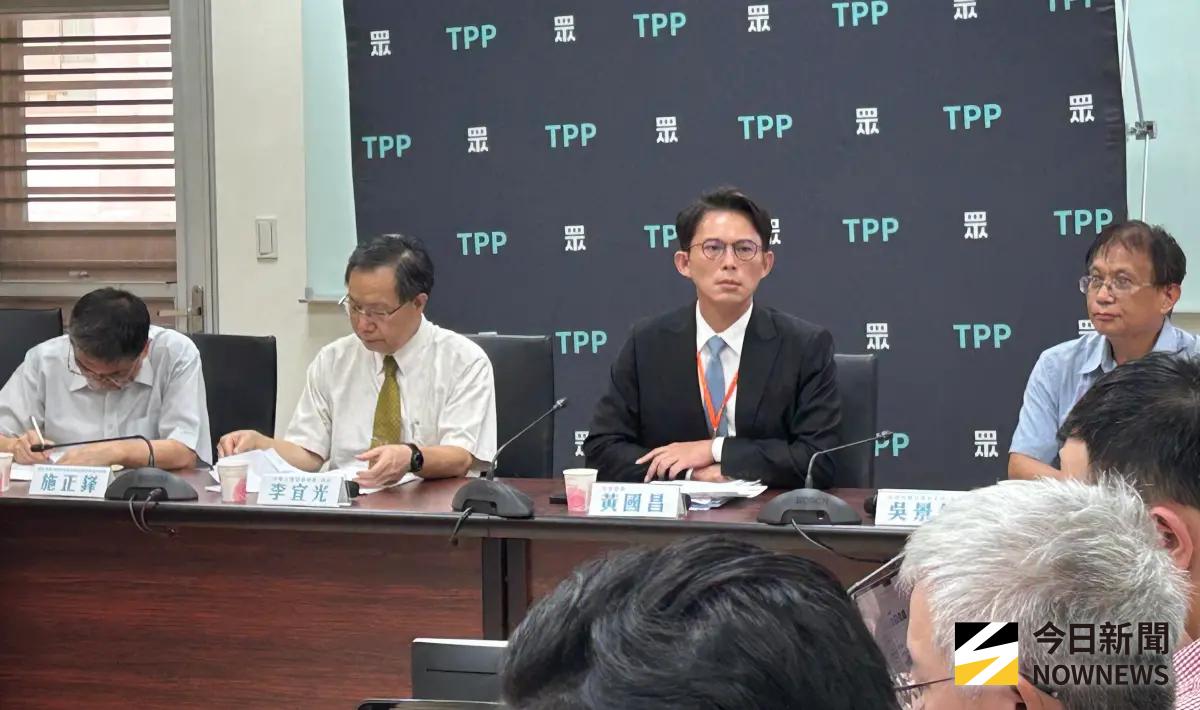 ▲民眾黨主席、立院黨團總召黃國昌（右二）召開「濫權羈押」記者會，遭民進黨團幹事長吳思瑤質疑政治干預司法。（圖／記者林詠青攝，2025.07.08）