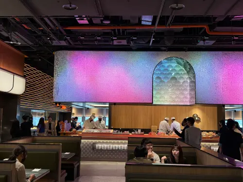 ▲旭集台南西門店餐檯也講究，「生盛」餐檯上兩區隨風波動著八萬枚細緻鱗片，波光粼粼，代表映照出漁光島的水面意象。（圖／記者葉盛耀攝）