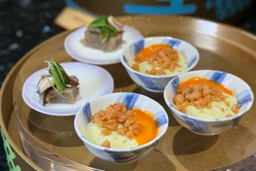 ▲南城枝豆葛粿（右）將碗粿做出新樣貌，一旁為千縷蒡絲藕糕。（圖／記者葉盛耀攝）