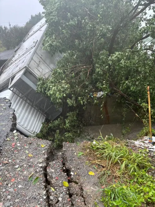 ▲二林鎮二溪路出現近5公尺天坑。(圖/彰化縣媒體記者協會提供) ▲二林鎮二溪路出現近5公尺天坑。(圖/彰化縣媒體記者協會提供)