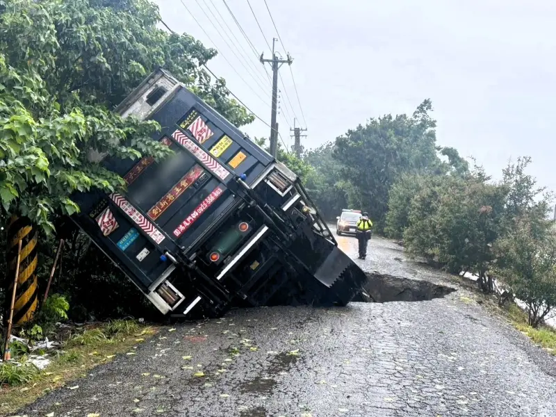 彰化鹿港淹水／鹿港天后宮變魚塭、暴雨沖出天坑吞貨車！災情更新