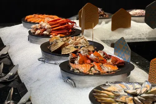 ▲松葉蟹腳、麵包蟹等各式海鮮，是來旭集必吃的菜色之一。（圖／記者葉盛耀攝）