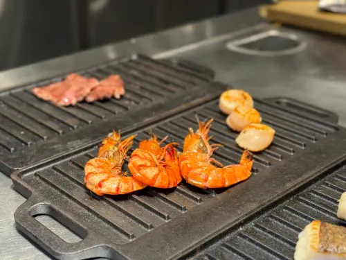 ▲鐵板現煎的和牛、大蝦與干貝，也很受歡迎。（圖／記者葉盛耀攝）