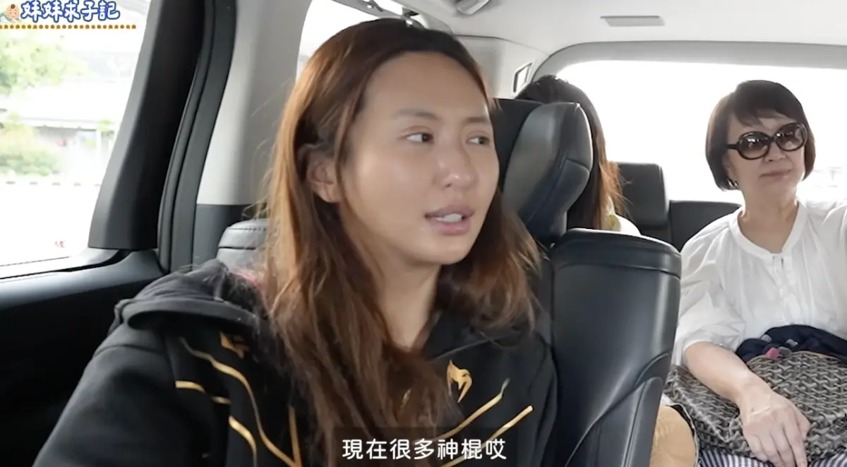 ▲網紅薔薔（林嘉凌，左）的妹妹於今年2月跟中國女友阿順結婚，沒想到薔媽（胡媽）居然私下勸阿順快跟女兒離婚，讓薔妹原地氣到把媽媽趕出家門。（圖／翻攝自林嘉凌 薔薔Maze YouTube）