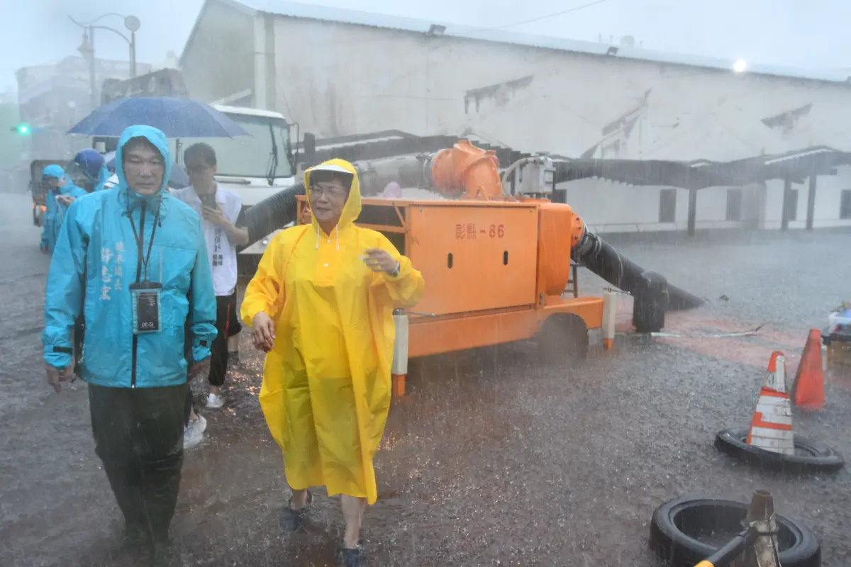 ▲彰化縣8日受到大雷雨，導致全縣多處淹水，一度造成區域性大停電，影響6萬8000多戶，縣長王惠美到現場勘災。（圖／彰化縣政府提供）