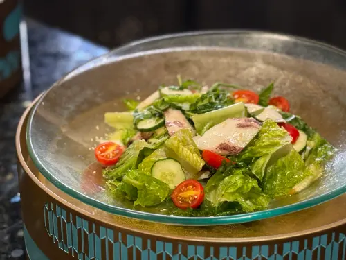 ▲使用台南在地鳳梨碳烤後加入沙拉中，也是相當有特色。（圖／記者葉盛耀攝）